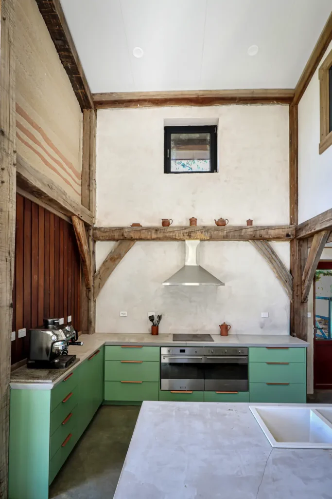 shelter duilding design hemp barn house Kitchen by SBD