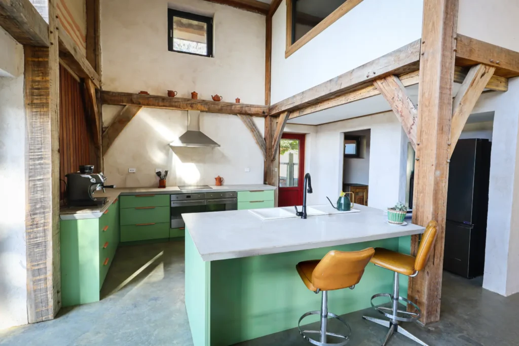 shelter duilding design hemp barn house Kitchen low by SBD